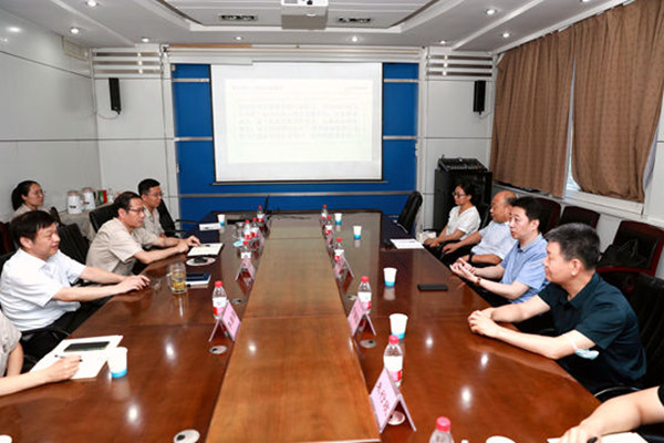 國(guó)家國(guó)防科工局經(jīng)濟(jì)技術(shù)發(fā)展中心黨委書記李成偉一行到我公司考察調(diào)研